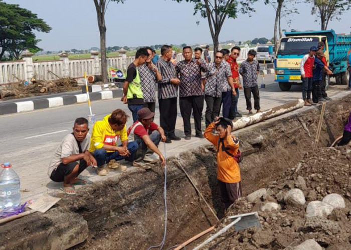 Terdampak Proyek Drainase di Pantura Pipa PDAM Pecah, Warga di Brebes Kesulitan Air Bersih