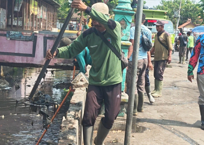 Pemkab Brebes Bersihkan Saluran Irigasi yang Bau di Pusat Kota