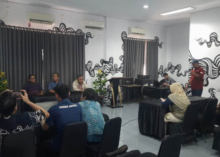 Perkuat Sinergi dan Pelajari Infografis Berbasis AI, Biro Humas Pemprov Jateng Sambangi Kantor Radar Tegal