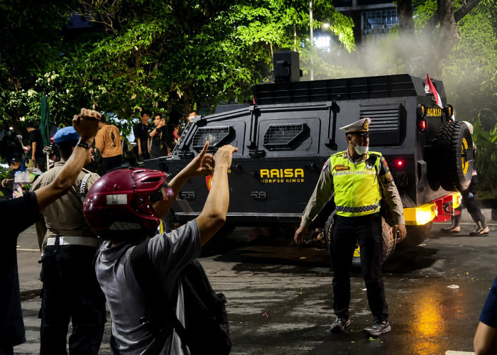 Aksi Mahasiswa di Depan Kantor Gubernur Jateng Berakhir Ricuh, Polisi Kerahkan RAISA dan Water Cannon