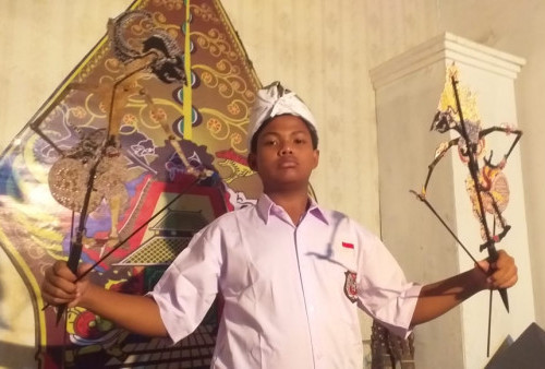 Bikin Kagum, Bocah 11 Tahun di Tegal Piawai Mendalang