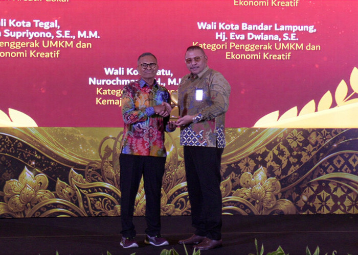 Wali Kota Tegal Dedy Yon Terima Penghargaan Disway Top Regional Leader Awards 2026 