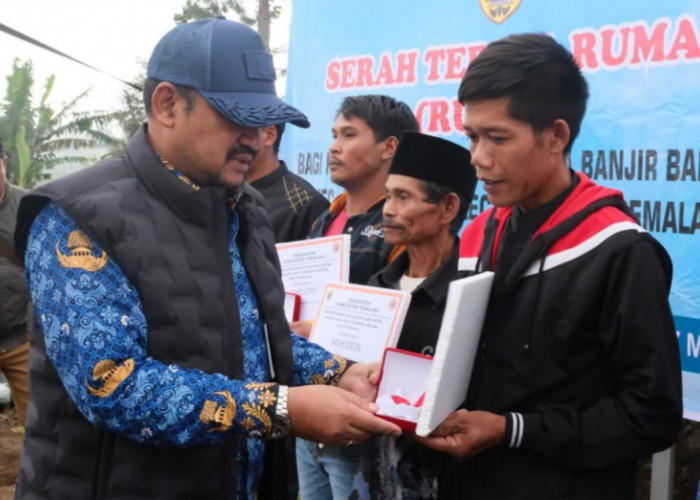 Bupati Pemalang Serahkan Bantuan Rumah untuk Korban Banjir Bandang di Moga dan Pulosari