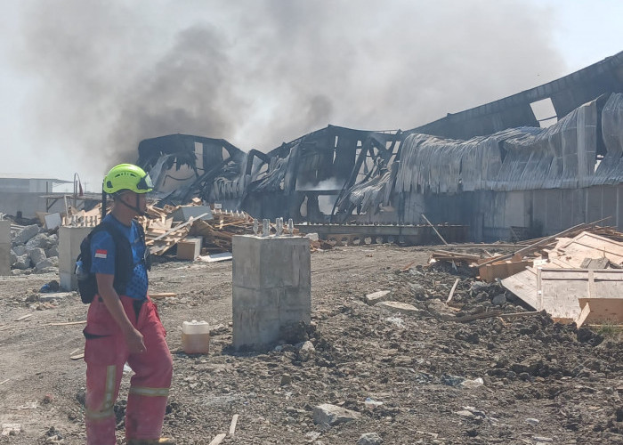 Kebakaran Gudang Limbah di Brebes Akhirnya Padam, Damkar Lakukan Proses Pendinginan 