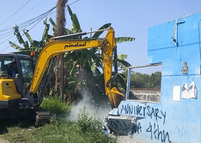 Setelah Disegel Warga, Puluhan Warung Remang-remang di Brebes Dibongkar Paksa