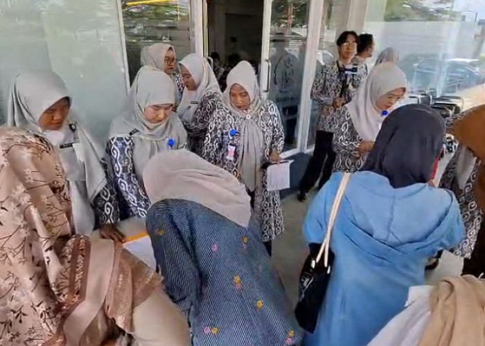 Dirut BPJS dan Bupati Mitha Serahkan Bansos Paket Nutrisi ke Ibu Hamil