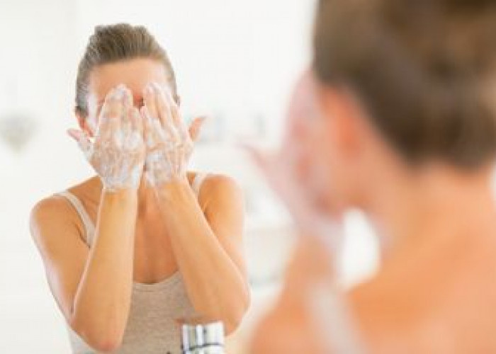 8 Sabun Cuci Muka yang Cocok untuk Kulit Berjerawat dan Berminyak, Bye Bye Jerawat 