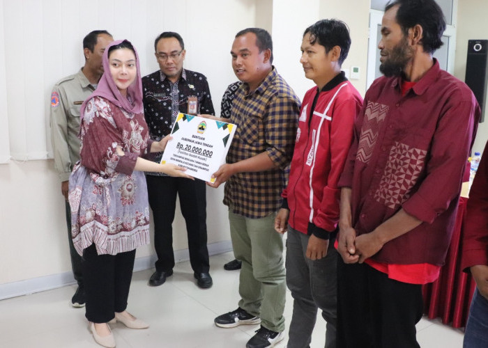 Bupati Serahkan Bantuan untuk Korban Tanah Bergerak di Brebes