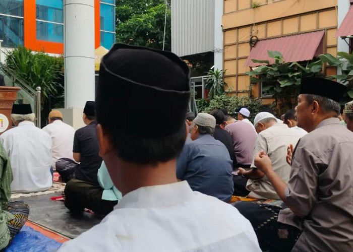 Khusyuk! Warga Shalat Idhul Adha di Halaman Radar Tegal