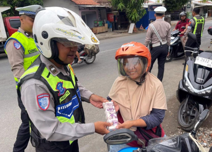 Aksi Nyeleneh Satlantas Polres Tegal di Operasi Patuh Candi 2026: Hadiahi Garam Dapur Pengendara Tertib 