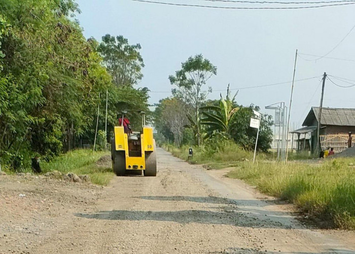 Rusak dan Tergenang Air, Ruas Jalan Tengguli-Luwunggede Brebes Mulai Diperbaiki