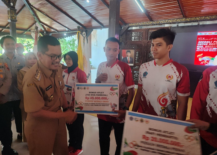 Atlet dan Pelatih Peraih Medali Porprov Jateng 2023 Terima Bonus dari Pemkab Brebes