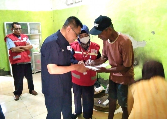 Rugi Rp70 Jutaan, Korban Kebakaran Rumah di Tegalandong Tegal Terima Bantuan PMI