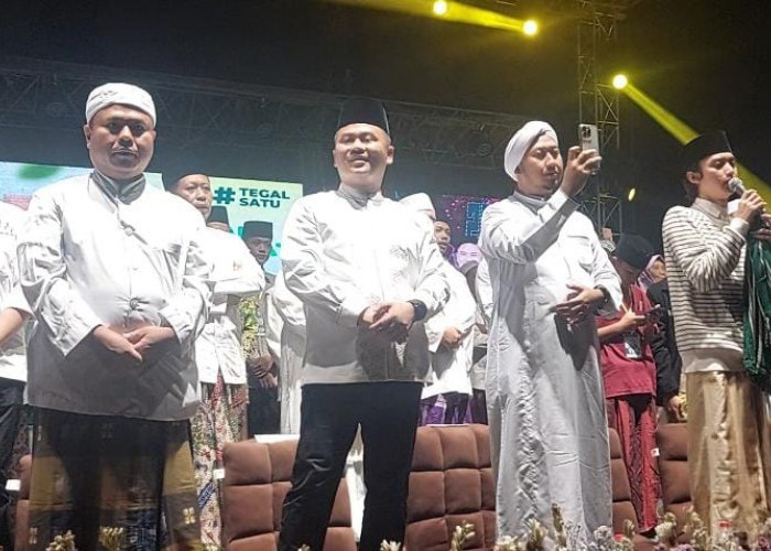 Khidmat, Haji Ischak Bersholawat di Kabupaten Tegal Dibanjiri Puluhan Ribu Umat Muslim 