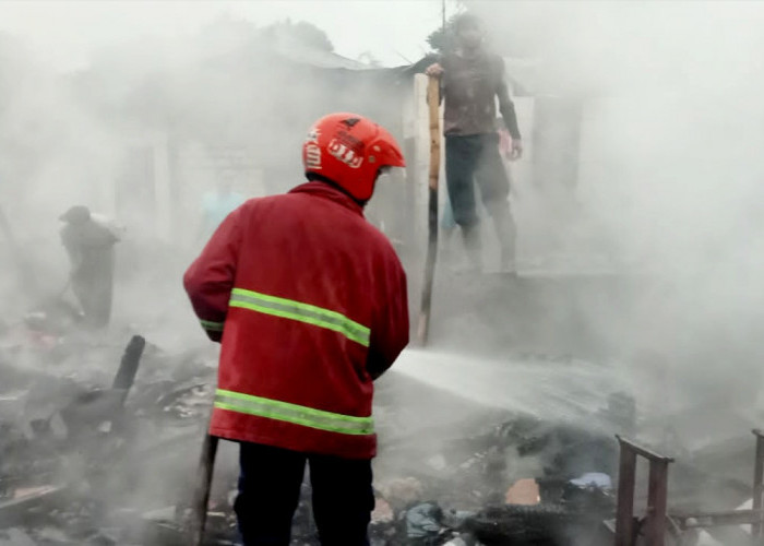 Api Tungku Dapur Merembet ke Dinding, Rumah Warga Pulosari Pemalang Ludes Terbakar