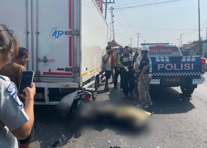 Tabrak Bagian Belakang Truk, Pemotor Tewas di Jalur Pantura Brebes