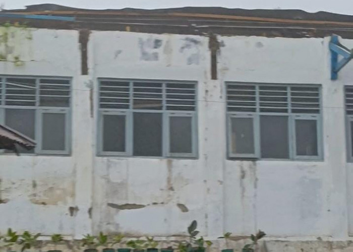Hujan Disertai Angin Kencang Rusak Atap SD Negeri 04 Mendelem Pemalang