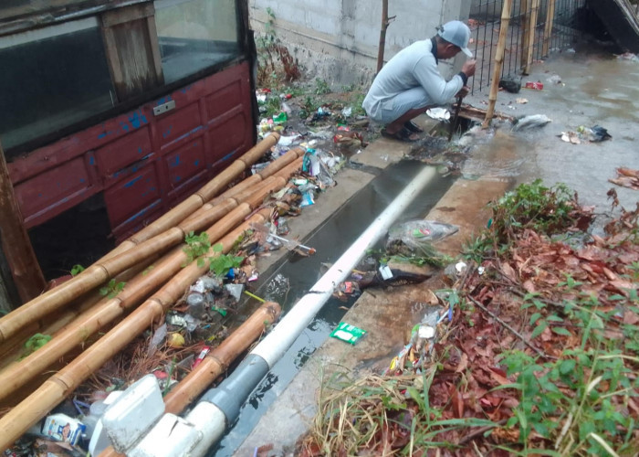 Antisipasi Banjir di Belik Pemalang, Saluran Air Mulai Dibersihkan