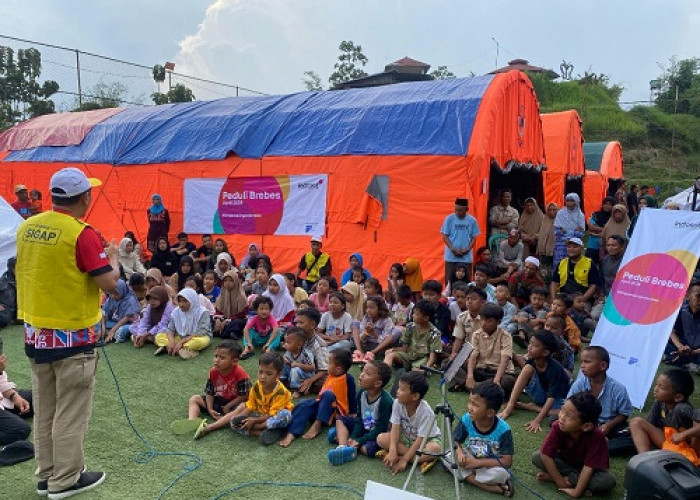 Peduli Sesama, Indosat Bantu Warga Brebes Terdampak Bencana Tanah Bergerak