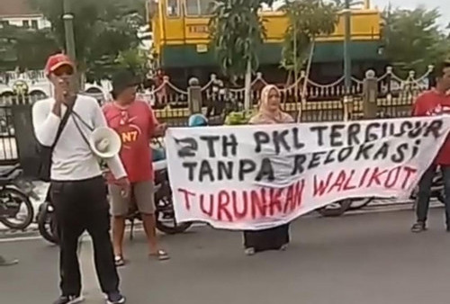 Relokasi Bureng, PKL Taman Pancasila Tegal Demo Bawa Spanduk Turunkan Wali Kota Tegal