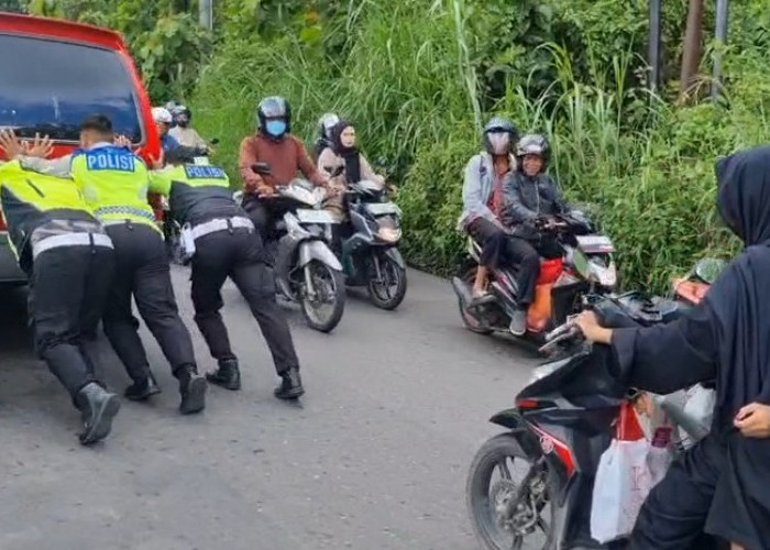 Minibus Pecah Mesin di KM 272B, Tim Urai Tol Polres Tegal Sigap Beri Bantuan