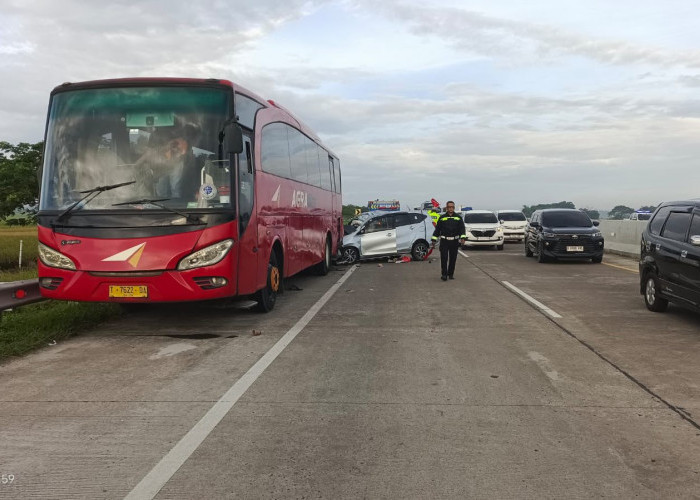 Kecelakaan Maut di Tol Suradadi Tegal: Toyota Calya Ringsek Tabrak Bus, 4 Orang Meninggal