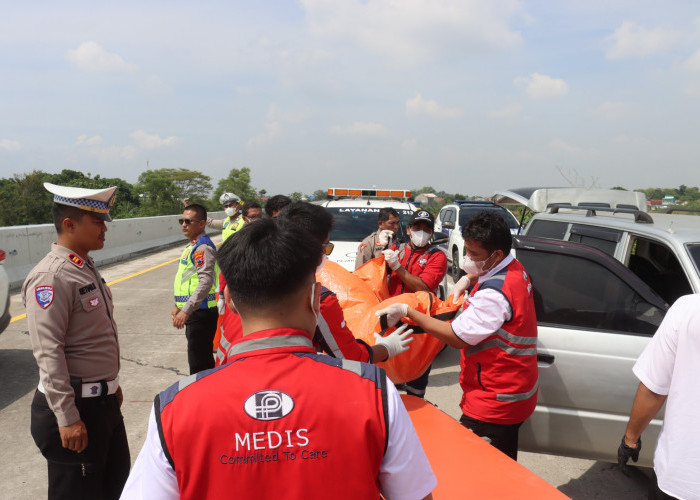 Geger! 3 Orang dan Balita Ditemukan Meninggal dalam Mobil di Tol Tegal-Semarang  