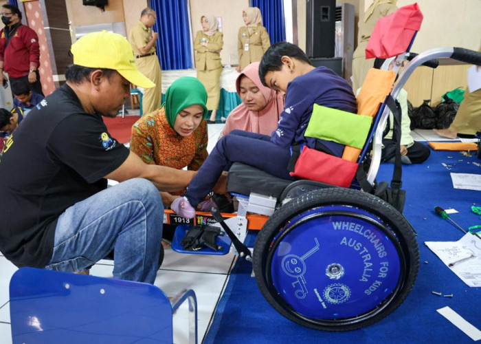Suasana Haru Selimuti Penyaluran Bantuan 340 Kursi Roda Adaptif dari Australia untuk Warga Jateng
