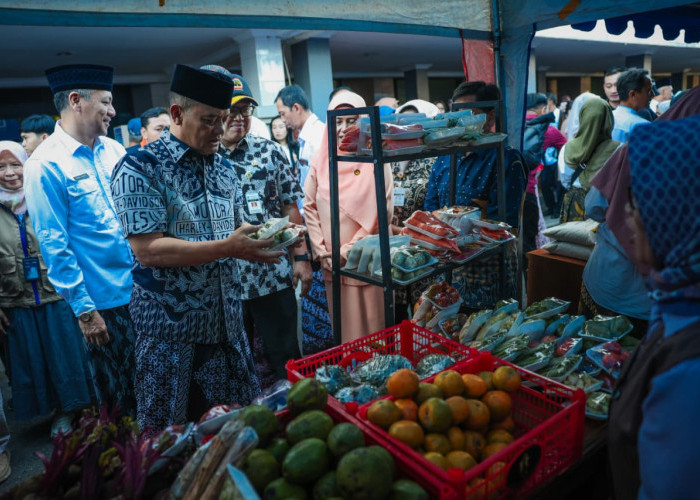 Ahmad Luthfi Salurkan 2 Ton Bantuan Beras Pemprov Jateng untuk Ratusan Pekerja Informal