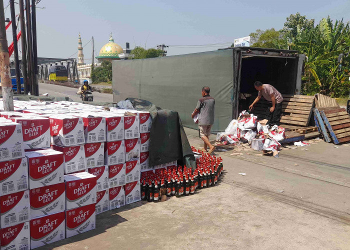 Hindari Kucing, Truk Bermuatan 1.400 Krat Minuman Beralkohol Terguling di Pantura Ulujami Pemalang