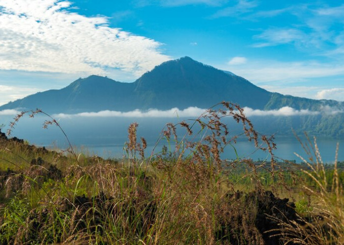 7 Gunung di Indonesia dengan Mitos Terkenalnya Masing-masing