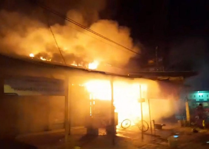 BREAKING NEWS! 4 Ruko di Dekat Pasar Induk Bumiayu Brebes Kebakaran 