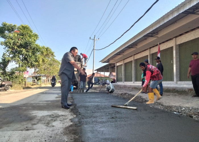 Tanpa APBD, Dua Sultan Bulakamba Brebes Patungan Beton Jalan Kabupaten Ruas Klampok-Sitanggal yang Rusak Parah