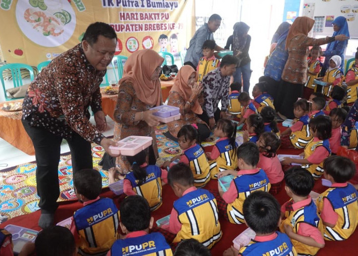 Hari Bakti PU 2024, DPU Brebes Bagi 160 Paket Makanan Bergizi untuk Anak TK