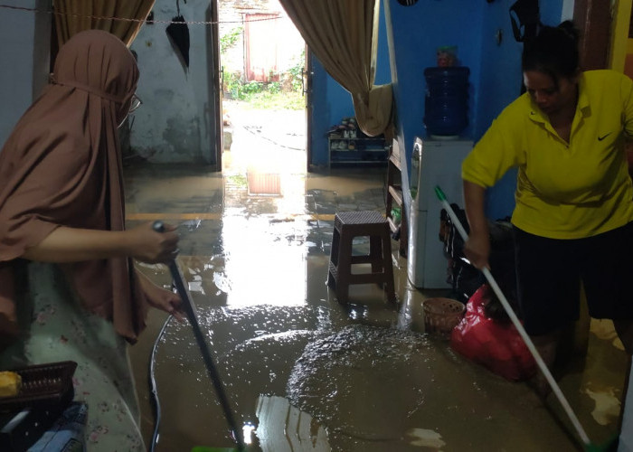 Pasca Banjir Limpasan Sungai Babakan, Warga di Brebes Bersihkan Lumpur yang Berada di Rumah 