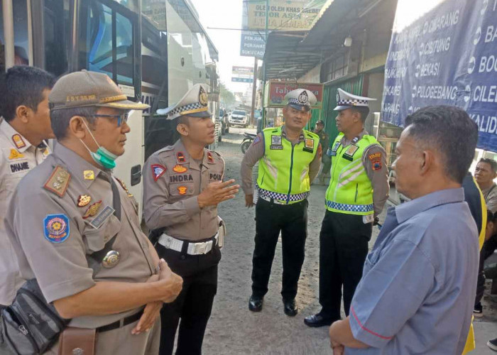 Picu Kemacetan, Petugas Gabungan Tertibkan Terminal Bayangan di Brebes