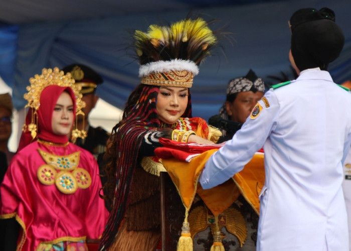 Gunakan Pakaian Adat Papua, Ini Pesan Bupati Mitha di Peringatan HUT RI ke-81 