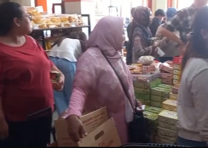 Arus Balik Lebaran 2026, Pusat Oleh-oleh Khas Brebes Diserbu Pembeli