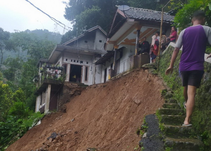 Jalan Pedukuhan di Desa Depok Kabupaten Pekalongan Hilang Akibat Bencana Longsor