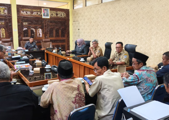 Gedung Dewan Memanas! Warga Brekat Bongkar Kasus Beras Bansos Disunat Hingga Tunjangan Mandek