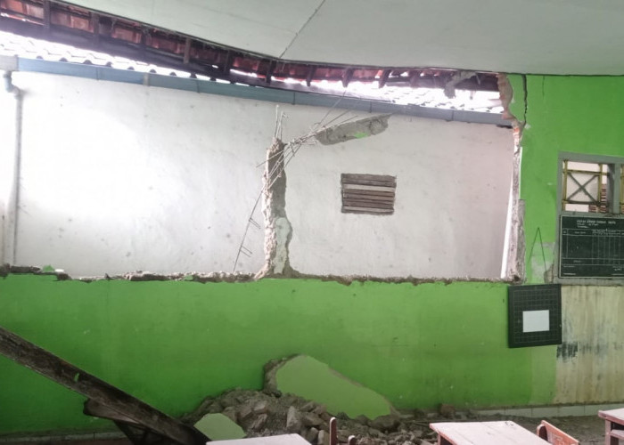 Bangunan SD di Kabupaten Tegal Ambruk, Siswa SDN Dukuhlo 01 Lebaksiu Terpaksa Mengungsi  
