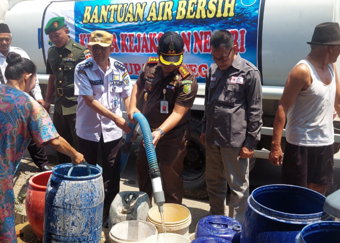 Dilanda Kemarau Ekstrem, Bantuan Air Bersih Digelontor Kejari Bersama PMI di 3 Kecamatan 