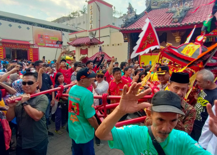Warga Gotong 49 Tandu Dewa dalam Perayaan Sejit Kongco Kelenteng Tek Hay Kiong Tegal