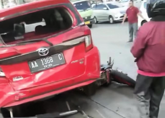 BREAKING NEWS! 2 Mobil dan 1 Motor Terlibat Kecelakaan Beruntun di Exit Tol Bawen Semarang 