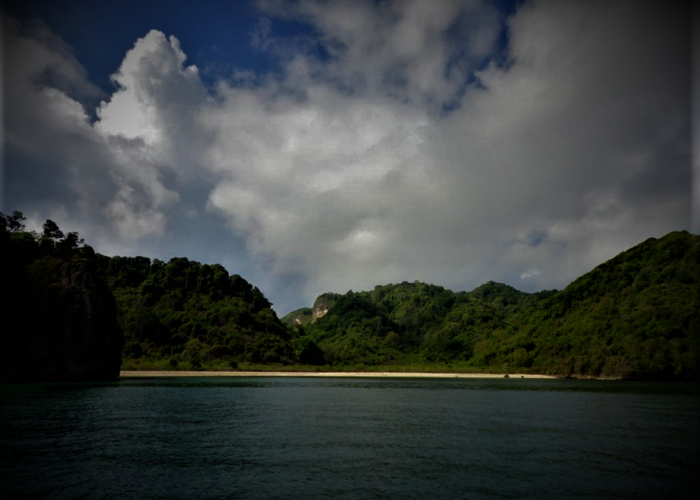 Kisah Misteri Pulau Nusa Barong: Jejak Burung Walet dan Percikan Mistis di Setiap Sudutnya!