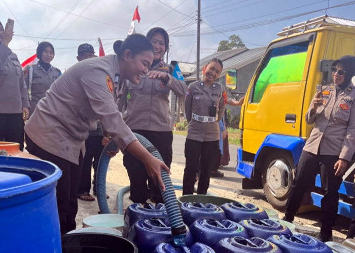 Atasi Kekeringan Pagenteran Pemalang, Polwan Salurkan 13.000 Liter Air Bersih dan Pengobatan Gratis 