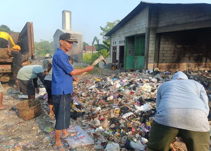 Revitalisasi TPST Lumpuh, Program Padat Karya Clean Up Day Resmi Digulirkan di Sidapurna Tegal 