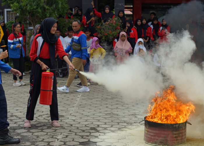 Tingkatkan Kewaspadaan Kebakaran, Pertamina FT Tegal Gandeng Damkar Kab. Tegal Sosialisasi di SMAN 1 Kramat