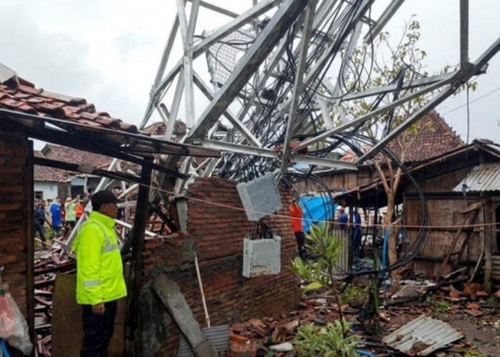 Hujan Lebat Berujung Petaka di Demak, Tower Telekomunikasi Roboh Timpa Pemukiman