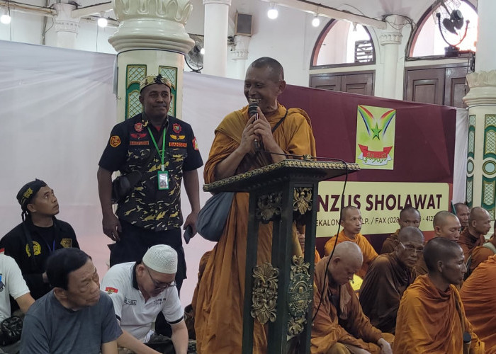 Habib Luthfi Video Call 32 Biksu Thudong Thailand, Janji Akan Datang ke Candi Borobudur 